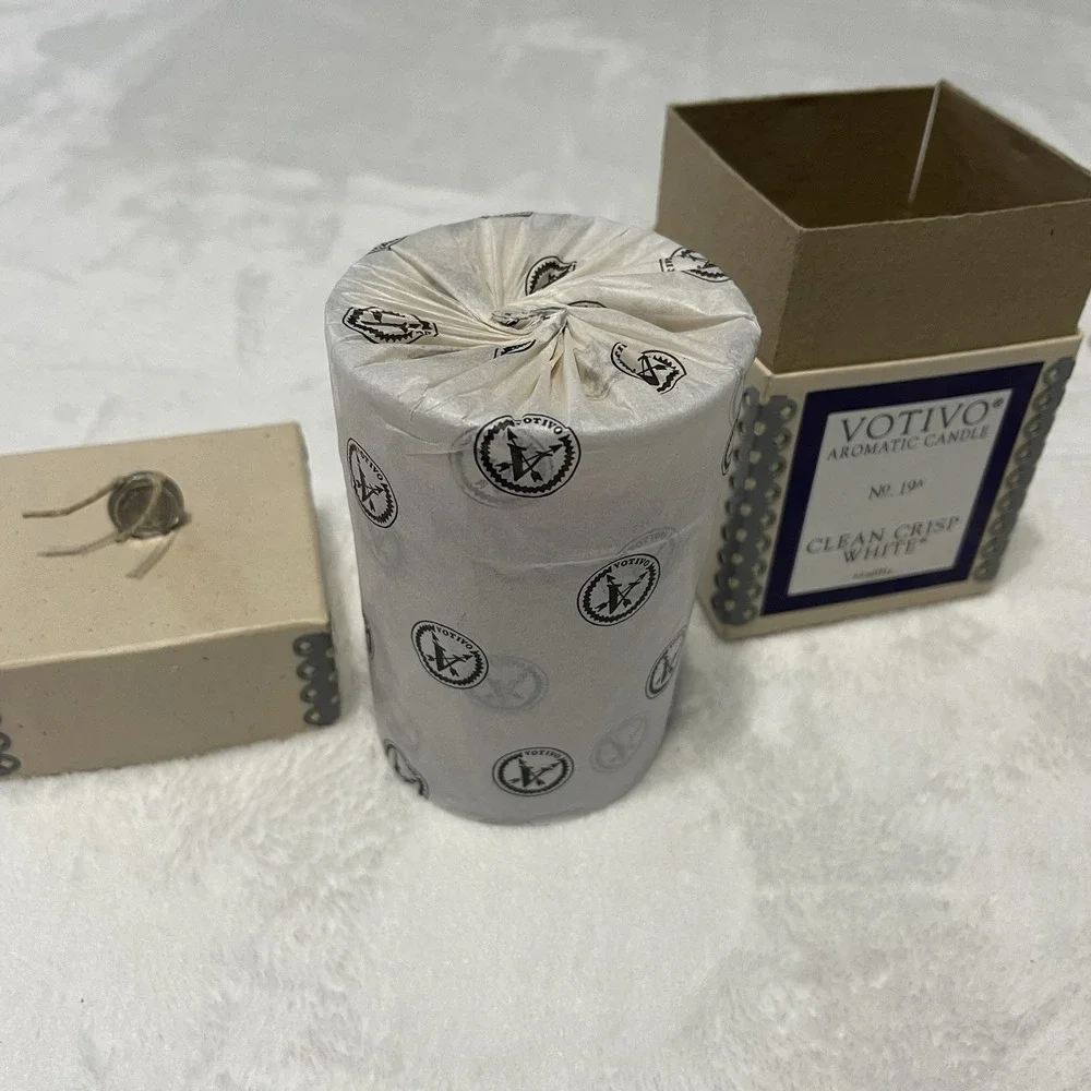 NIB Votivo Clean Crisp‎ White No. 19A. Aromatic Candle 6.8oz 50-60 Hour Wax Jar